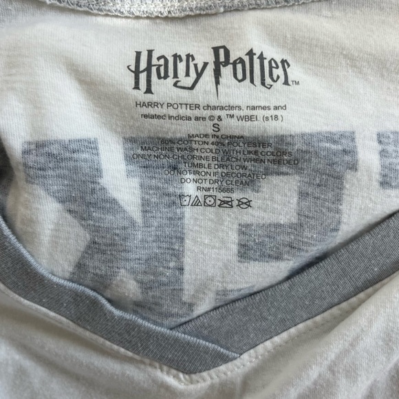 Harry Potter Seeker for Gryffindor Tee Shirt w Striped Sleeves Women’s V Neck S - Picture 2 of 6